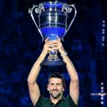 Novaku Đokoviću uručen pehar za najboljeg tenisera godine (video)