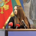 Pucnji tokom sednice skupštine Nonšalantna reakcija crnogorske poslanice zapalila mreže (video)