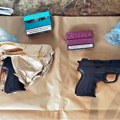 FOTO Carina: U konzoli menjača kola pronađena dva pištolja, u kombiju automatska puška