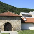 ESI: Kosovske vlasti da bez odlaganja upišu manastiru Visoki Dečani vlasništvo nad 24 hektara zemlje