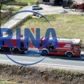 Prevrnula se cisterna kod Ivanjice: Saobraćajna nezgoda u mestu Milovići, teretnjaka izvlačili satima iz njive