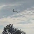 (Video) Drama na nebu, gori avion: Letelica se zapalila u vazduhu, snimljen stravičan trenutak: Vatra se širi kod desnog…