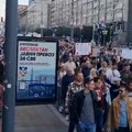 Incident tokom 16 minuta ćutanja: Automobilom na građane (video)