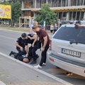 (VIDEO) Muškarac napao policajca tokom bokade raskrsnice u Novom Sadu