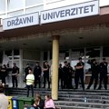 Napeto ispred Državnog univerziteta u Novom Pazaru: Pristiže žandarmerija iz Raške, studenti traže podršku građana VIDEO