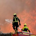(Video) Veliki požar u Severnoj Makedoniji: Gori fabrika plastike: Gust crni oblak dima vidi se iz svih delova prestonice