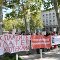 Protest zaposlenih Apoteke Beograd ispred Skupštine grada: „Neko mora da preuzme odgovornost, kasni nam pet i po plata“ VIDEO…