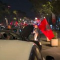 Pogledajte atmosferu u Tirani, Albanci izašli na ulice: Opsadno stanje kod stadiona "er Albanija"!