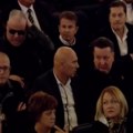Rekla je da neće doći, a ipak se pojavila Pevačicu niko nije očekivao na sahrani Halida Bešlića! (video)