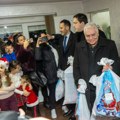 Deda Mraz deli poklone mališanima u Kikindi Ostvaruju se želje najmlađih, praznični duh na kućnim pragovima