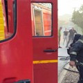 Bacila je vreo tiganj u kantu pa izazvala požar. Odmah reagovali vatrogasci i sprečili širenje plamena.