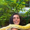 (Foto) Mazi ih i ljubi: Mina Vrbaški po izlasku iz rijalitija pomera granice, zmije gmižu oko njenog vrata: "Sva se naježih"