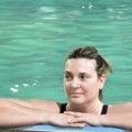 (Foto) Milica Milša u 58. godini pozira u crnom kupaćem: Glumica vidno smršala, pa pokazala figuru u šestoj deceniji