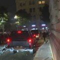 (VIDEO) Građani gađaju policijsku kolonu koja napušta Pionirski park