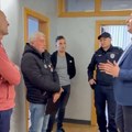 Građani došli kod gradonačlnika Šapca, on ih dočekao na hodniku i pozvao policiju