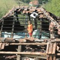 Meštanima sela kraj Užica gde su sve kuće ostale bez crepa nakon jakog nevremena, stiglo 60 kilograma najlona kao pomoć…