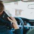 Slede kazne i za vozače i za pešake: Telefoni i slušalice u saobraćaju opasni koliko i alkohol
