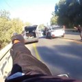 Policajac na motoru juri i puca na vozilo Hamasa! Opkolili ga i počeli da rešetaju - Objavljen brutalan snimak (video)