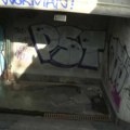 Podzemni prolaz kod Vukovog spomenika – fekalije, smeće, rupe, mrak (VIDEO)