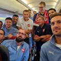 Borite se i pobedite ih sve! Vučić iznenadio reprezentaciju pred EURO - evo šta je poručio fudbalerima u avionu!