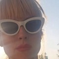 Grudi samo što ne ispadnu iz haljine: Naša glumica (47) se fotografisala tokom šetnje: Ljudi se okretali za njom na svakom…