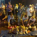 Gnev i tuga u novom sadu: Nepoznati muškarac oskrnavio uspomenu na žrtve kod Železničke stanice: Građani počistili deo…