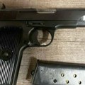 Munjevito hapšenje policije: Tuča više osoba u ugostiteljskom objektu, kod jednog od njih nađeni pištolj i nož!