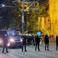 Sukob građana i policije kod Vukovog spomenika, uhapšeni maloletnici