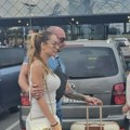 (Paparaco) krst u kolima Uhvatili smo Teu Tairović sa mužem u zagrljaju na aerodormu: Njoj hladno, a on je ne ispušta