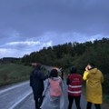 Novopazarski studenti po kiši stižu u Valjevo: „Svaki osmeh i pozdrav daje nam snagu koju kilometri ne mogu da istroše“