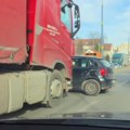 Putničko vozilo udareno bočno! Sudar teretnjaka i automobila u Kragujevcu: Pričinjena velika materijalna šteta (video)