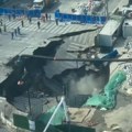 Usred raskrsnice, otvorila se ogromna rupa usred bela dana! Užasavajuća scena kada zemlja guta deo grada Šangaja (video)