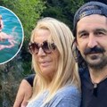 Verica Rakočević uživa u moru sa 35 godina mlađim mužem: Skinula se u bikini u osmoj deceniji i zapalila mreže