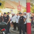 Dva skupa u Dobanovcima: Podrška studentu čija je kuća vandalizovana, s druge strane policija i aktivisti SNS-a