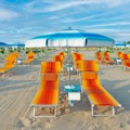 Turisti besni zbog nove prakse na plažama: Posle paprenih cena ležaljki, počeli da naplaćuju i ovo