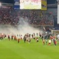 Skandal koji je šokirao planetu: Navijači sa noževima upali na teren, prekinut derbi (video)
