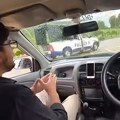 Pokazivao automobil na daljinsko upravljanje, pa se zakucao u policiju: Kamere sve snimile, snimak postao viralan