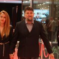 Glumac se sa sa zgodnom ženom drži za ruke, glumica u mini haljini: Poznati na premijeri filma: Vatrenoj brineti izvirio…