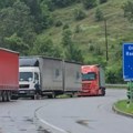 Kamioni stoje na Jarinju: Ne propuštaju teretna vozila sa srpskim tablicama (video)