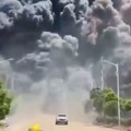 Zastrašujuća eksplozija u hemijskoj fabrici Džinovski dim kulja u nebesa na jugoistoku Kine (video)