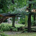Proglašeno stanje elementarne nepogode: Ogromne štete od oluje u Bijeljini (foto)