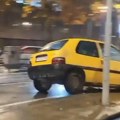 Automobil se zakucao u semafor i iščupao ga! Haos kod Mašinskog fakulteta u Beogradu, usporen saobraćaj u Ulici 27. marta…