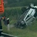 (Foto) strašna nesreća na auto-putu "Miloš Veliki" Vozač izgubio kontrolu, sleteo sa puta i prevrnuo se