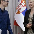 Begović čestitala učeniku Andreju Drobnjakoviću na osvojenih pet medalja u Singapuru