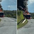 Dramatični prizori na putu kod Malog Orašja: Gori autobus, crni dim nadvio se nad ulicom (Video)