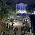 Na Trgu sa Ðacima – bez Ðaka: Koncert ispred Gimnazije okupio 500 ljudi, dok je preko 10.000 građana slavilo uz Sašu…