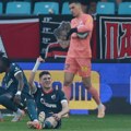 Navijaci Zvezde bacili petardu u teren, dva igrača završila na travi