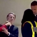(Video) Makron ne može da se sabere, faca mu zaleđena! Uhvaćen trenutak kad je shvatio da ga kamere snimaju dok mu Brižit…