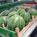Stigle lubenice, ali ne domaće! Na pijacama se ljudi grabe za slatke komade, a trgovci traže papreno da se plati
