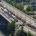 Tramvaj ispao iz šina na Mostu na Adi: Blokiran saobraćaj ka Novom Beogradu, stvara se ogromna gužva (video)